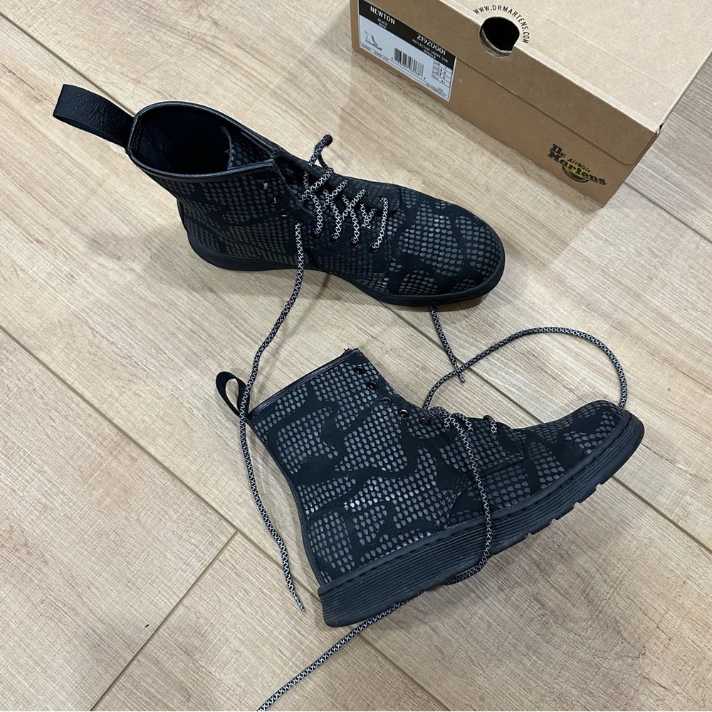 Dr. Martens Newton Black Reflective Snake Print Boots Unisex Mens 8 Womens 9
